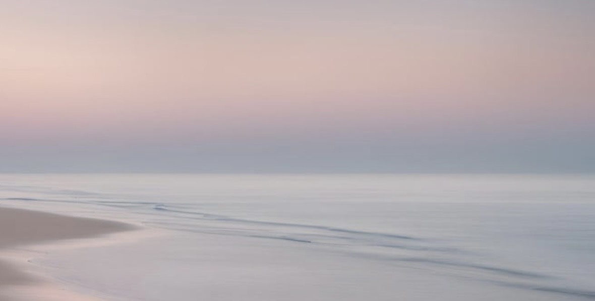 Mer paisible aux nuances roses et bleues